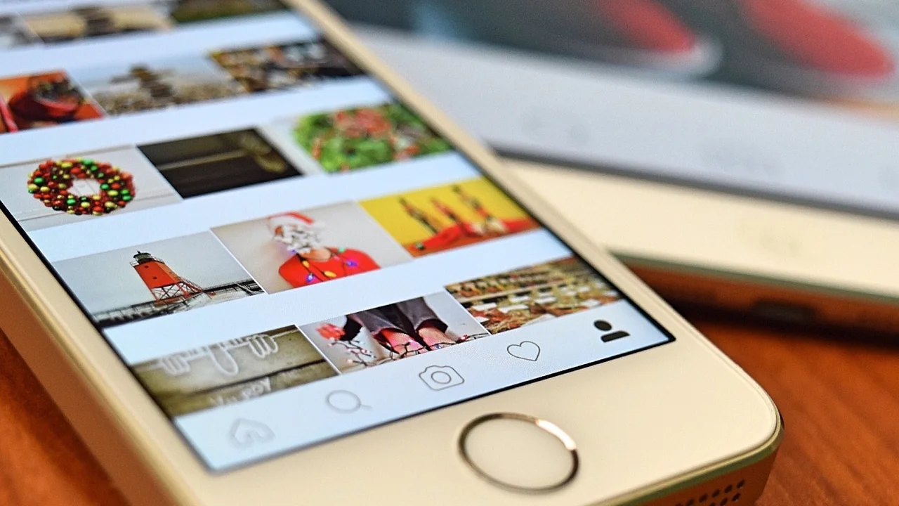 Celular conectado a um serviço de backup de fotografias
