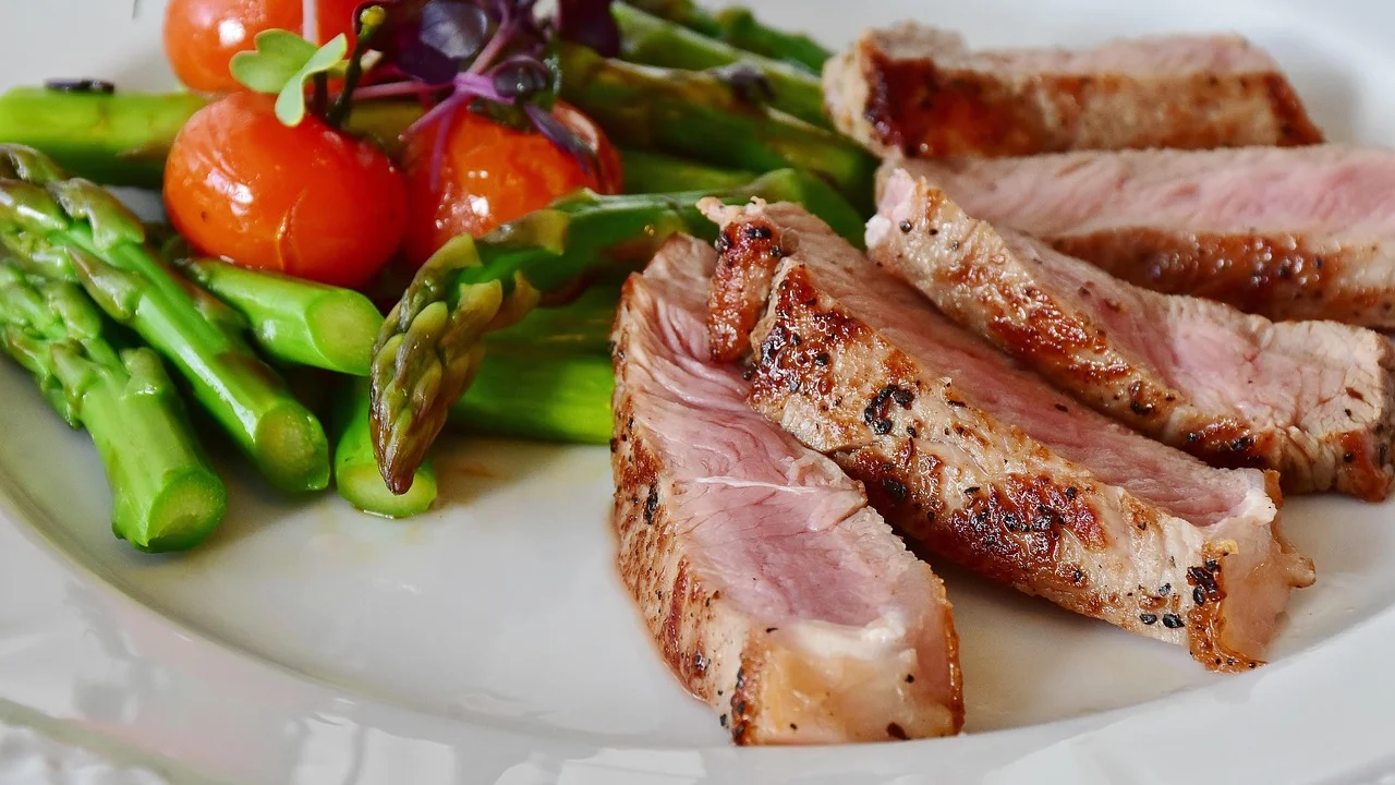 Picanha com capa de gordura pronta para assar na churrasqueira.