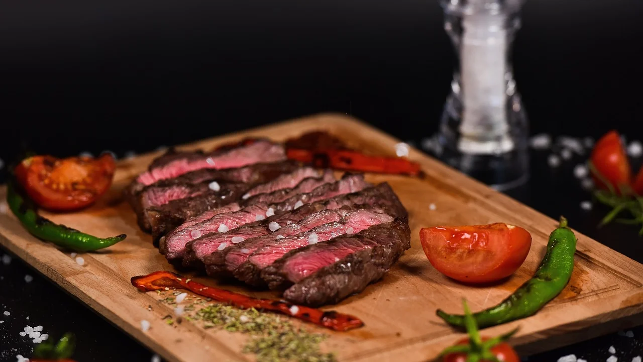 Ervas, alho e especiarias usados em uma marinada para carne.
