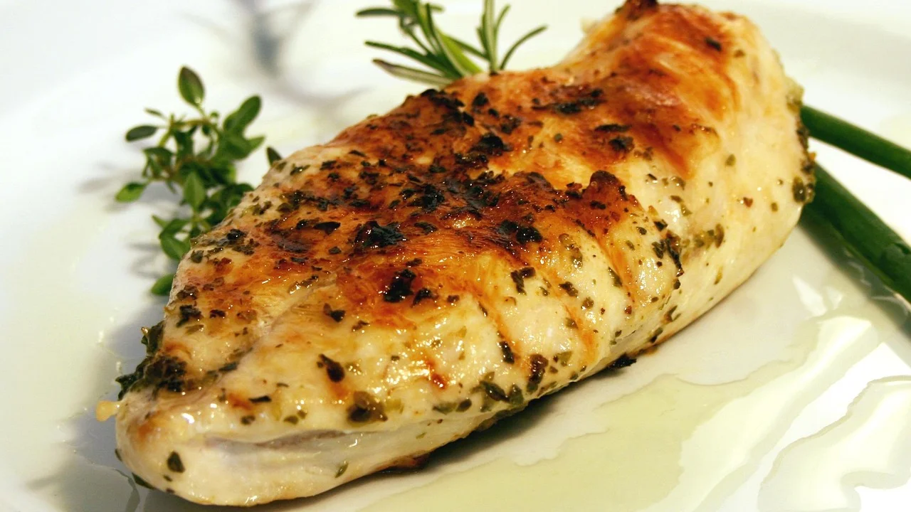 Coxas de frango assadas com páprica e alecrim