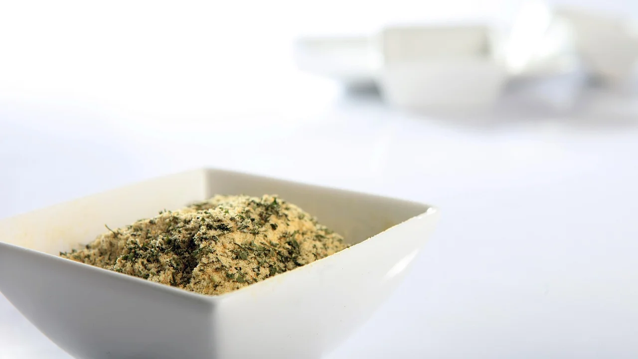 Filés de peixe temperados com ervas frescas e limão