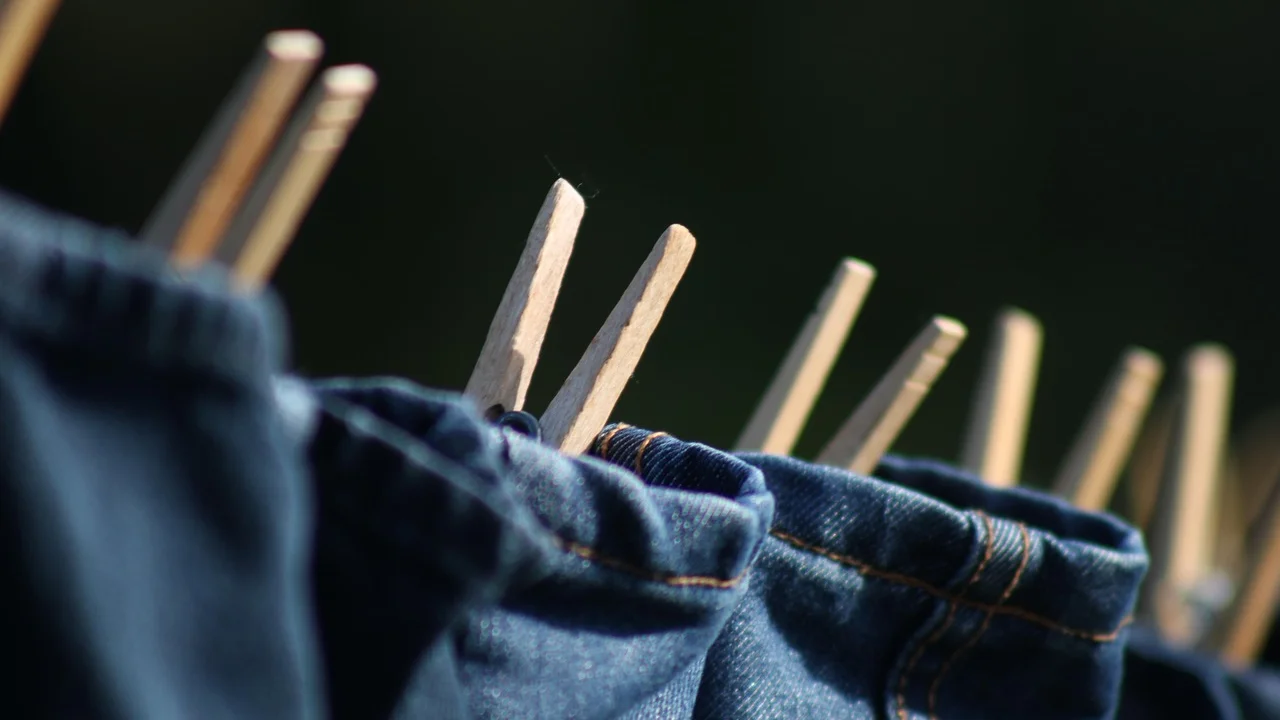 Roupas penduradas para secar em local ventilado
