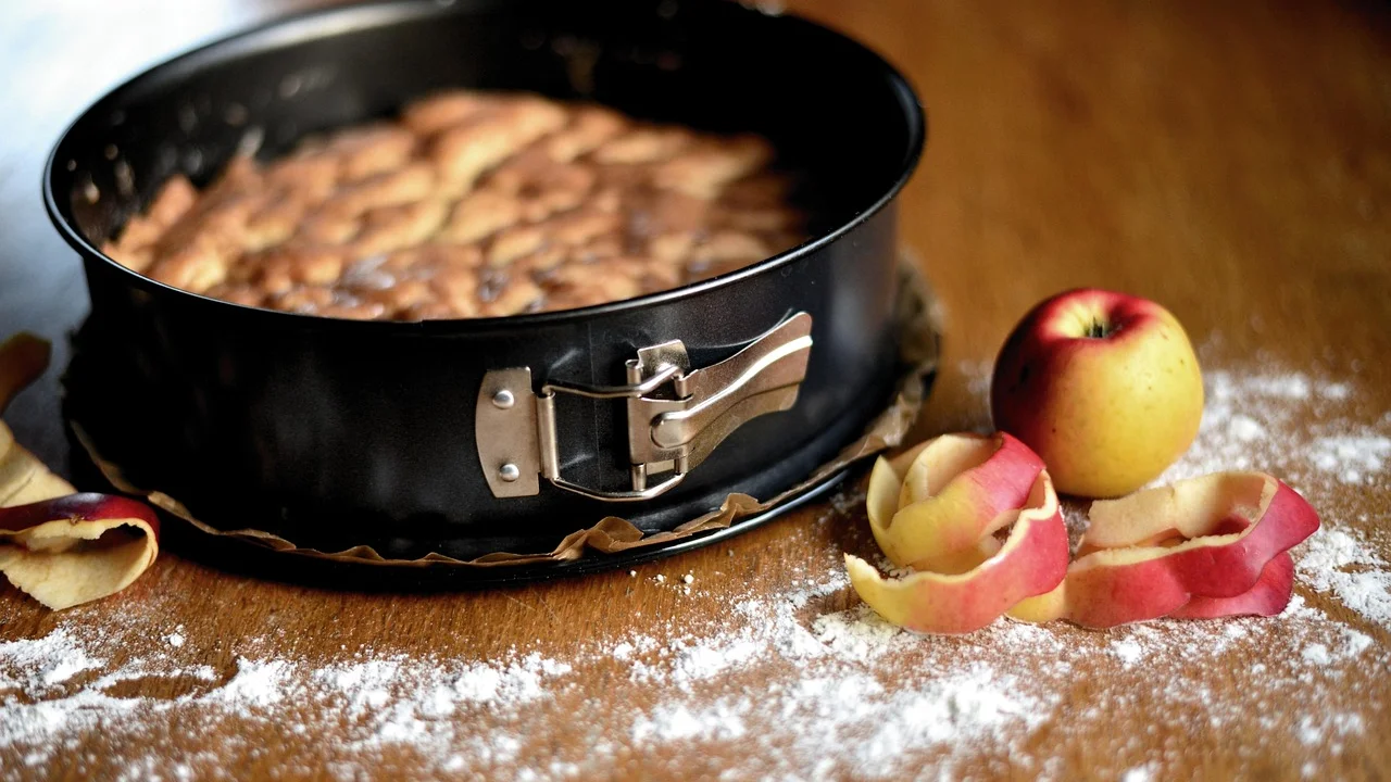 Cacau em pó ajuda a untar formas para bolos de chocolate.