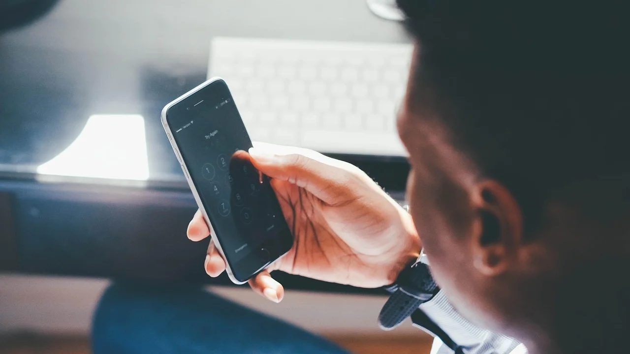 Celular exibindo um código temporário de autenticação