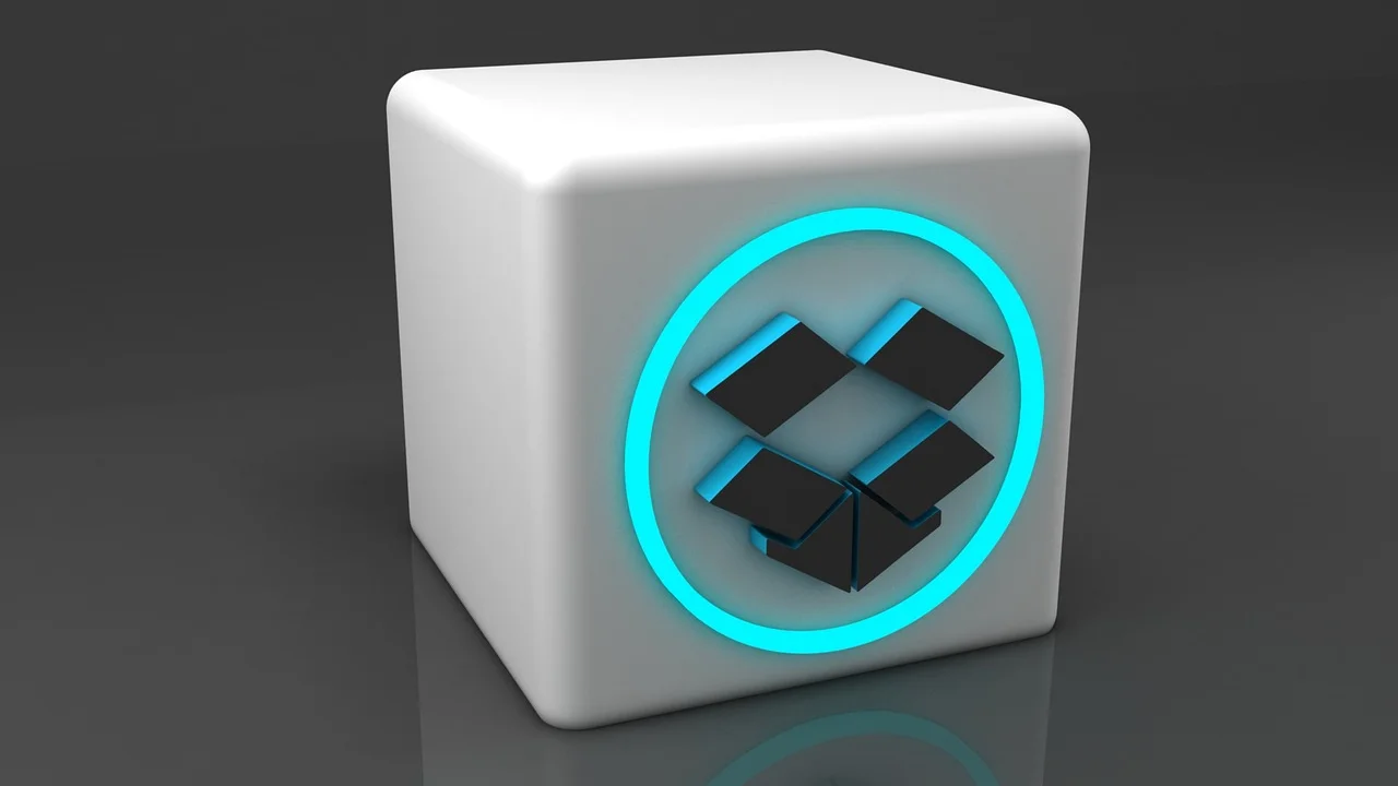 Tela de computador com pastas organizadas em armazenamento na nuvem.