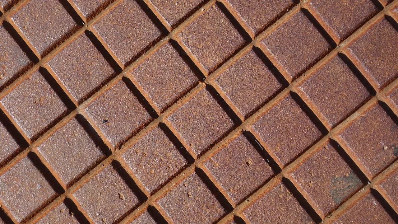 Panela de ferro seca e protegida com uma película leve de óleo.
