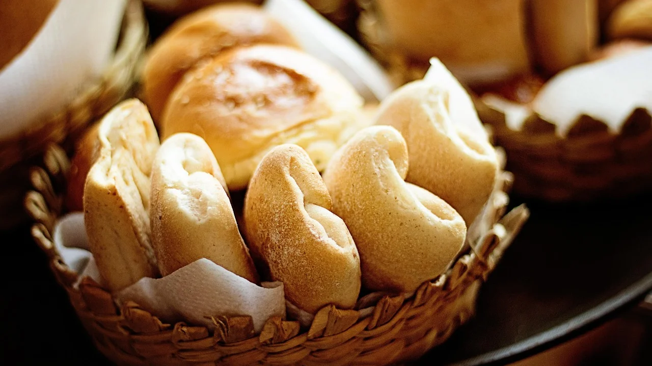 Pão rústico assando em forno bem pré-aquecido