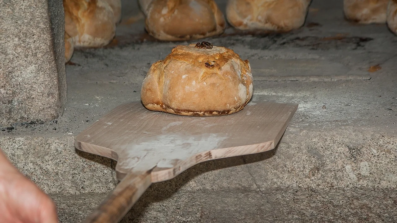 Massa de pão com cortes antes de entrar no forno
