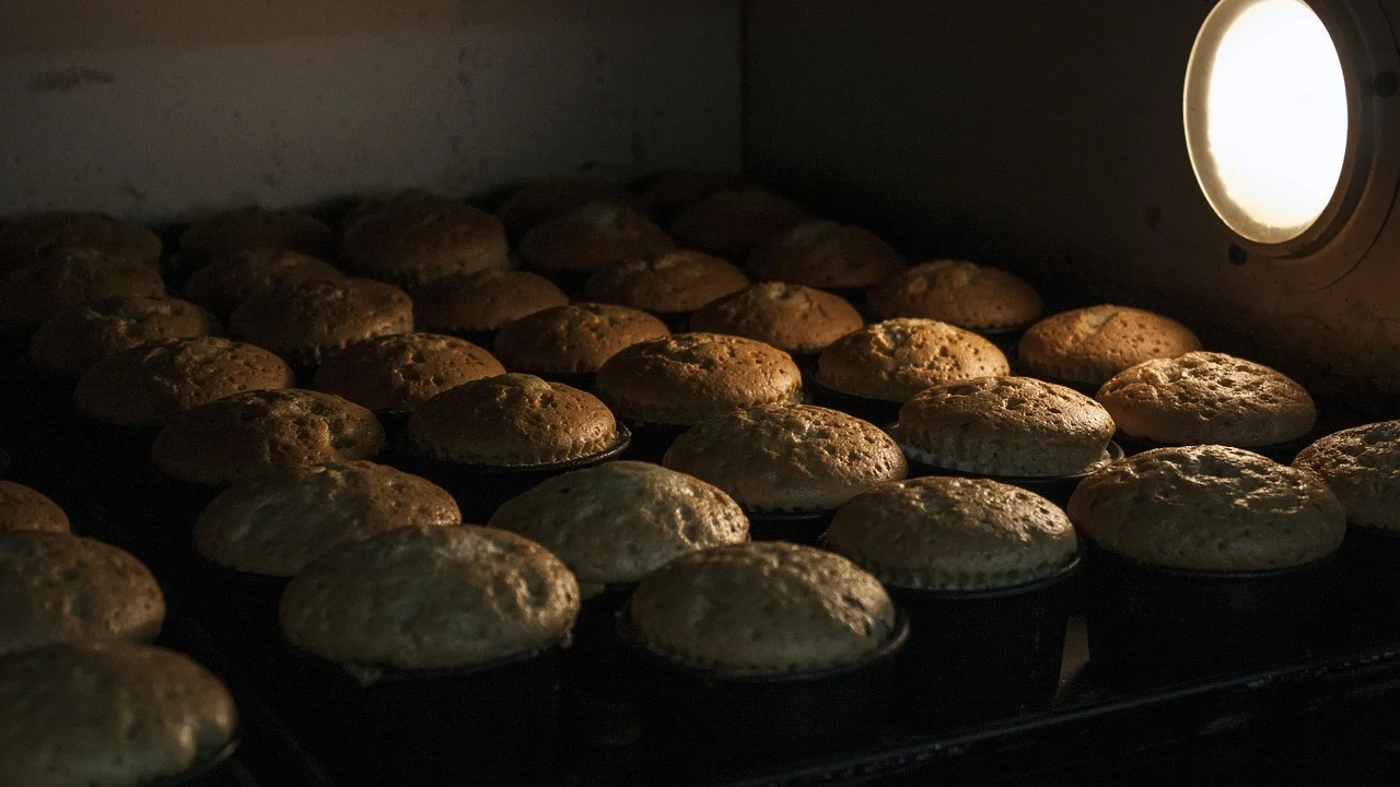 Bolo dourado resfriando sobre uma grade de cozinha